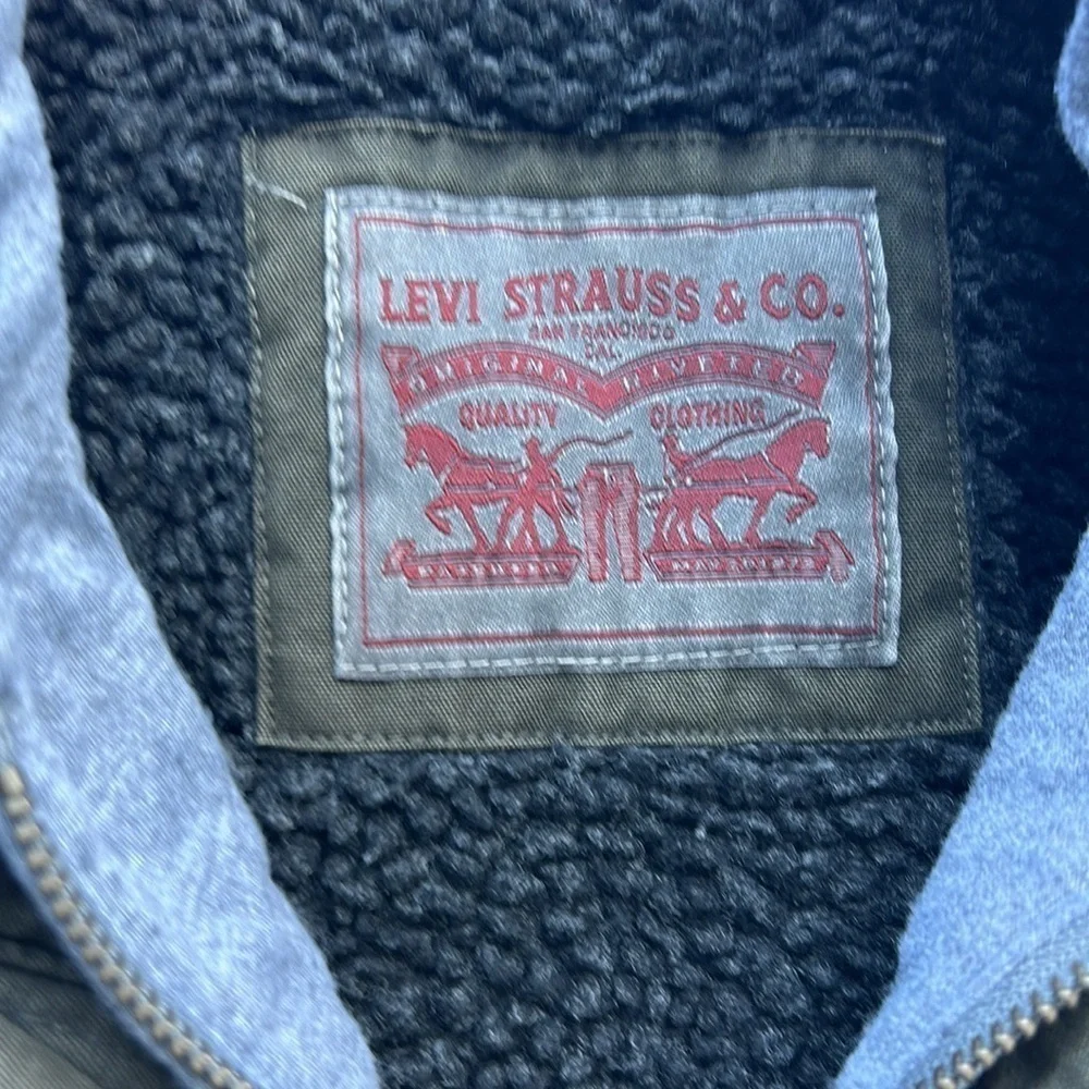 Levi's Cotton Sherpa Lined Trucker Jacket in MILITARY GREEN Size M Coat